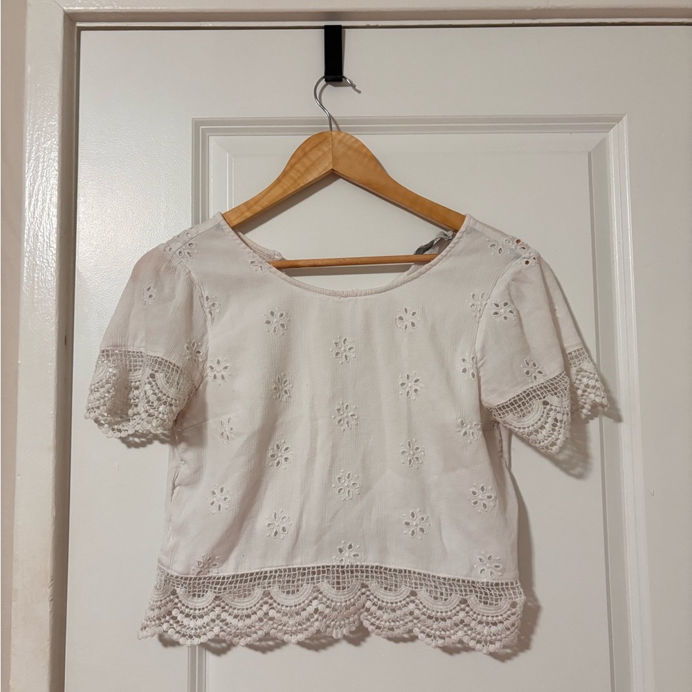 Hollister White Lace Trim Top ✨2 FOR 25✨